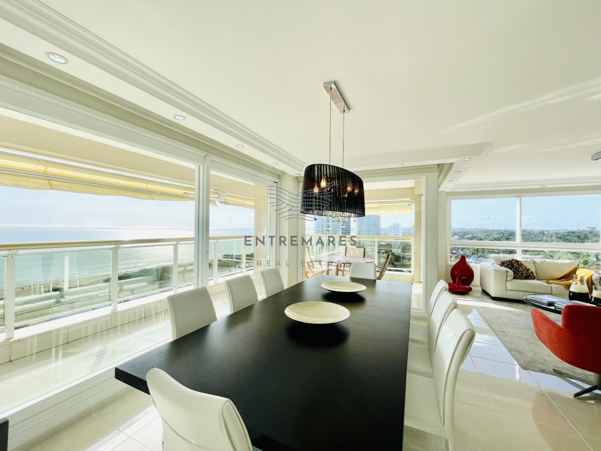 Apartamento ID.155 - Venta de Excelente apartamento en alquiler temporario de tres dormitorios más dependencia de servicio, Playa Mansa, Punta del Este