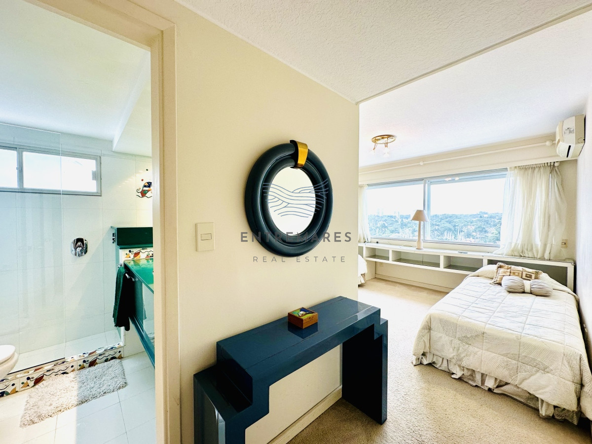 Apartamento ID.153 - Venta de maravilloso departamento reciclado de 3 dormitorioes más dependencia sobre primera fila de Playa Mansa, Punta del Este
