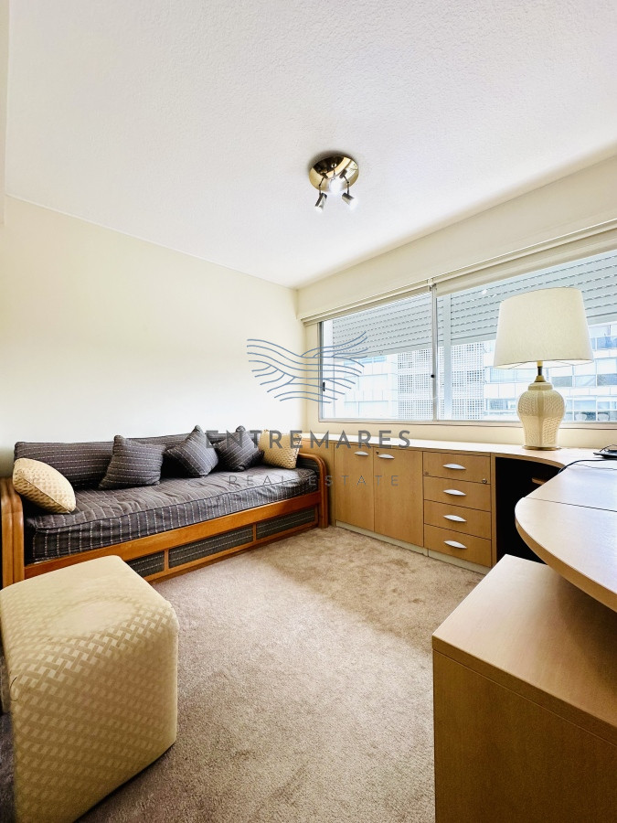 Apartamento ID.153 - Venta de maravilloso departamento reciclado de 3 dormitorioes más dependencia sobre primera fila de Playa Mansa, Punta del Este