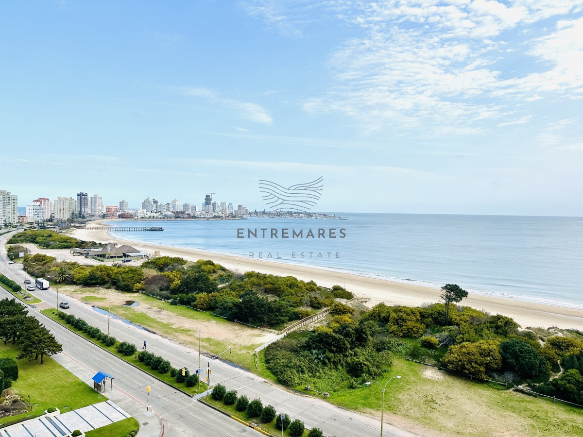Apartamento ID.153 - Venta de maravilloso departamento reciclado de 3 dormitorioes más dependencia sobre primera fila de Playa Mansa, Punta del Este