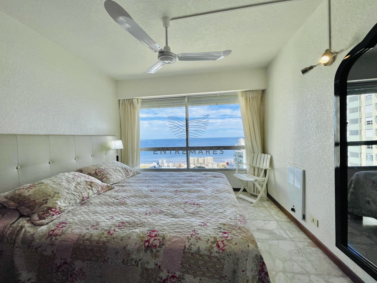 Apartamento ID.156 - Apartamento de 3 Dormitorios en Playa Mansa con Vista al Mar en Venta!