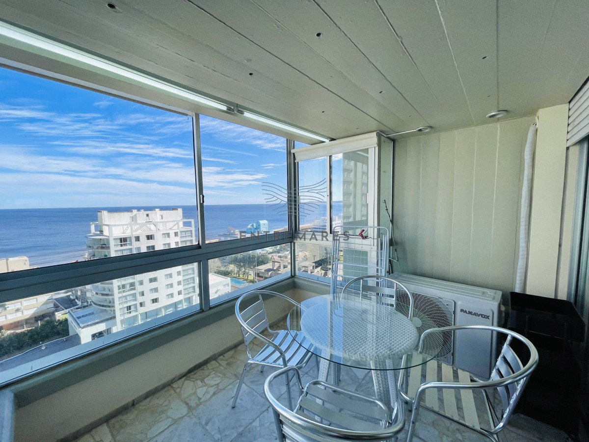 Apartamento ID.156 - Apartamento de 3 Dormitorios en Playa Mansa con Vista al Mar en Venta!