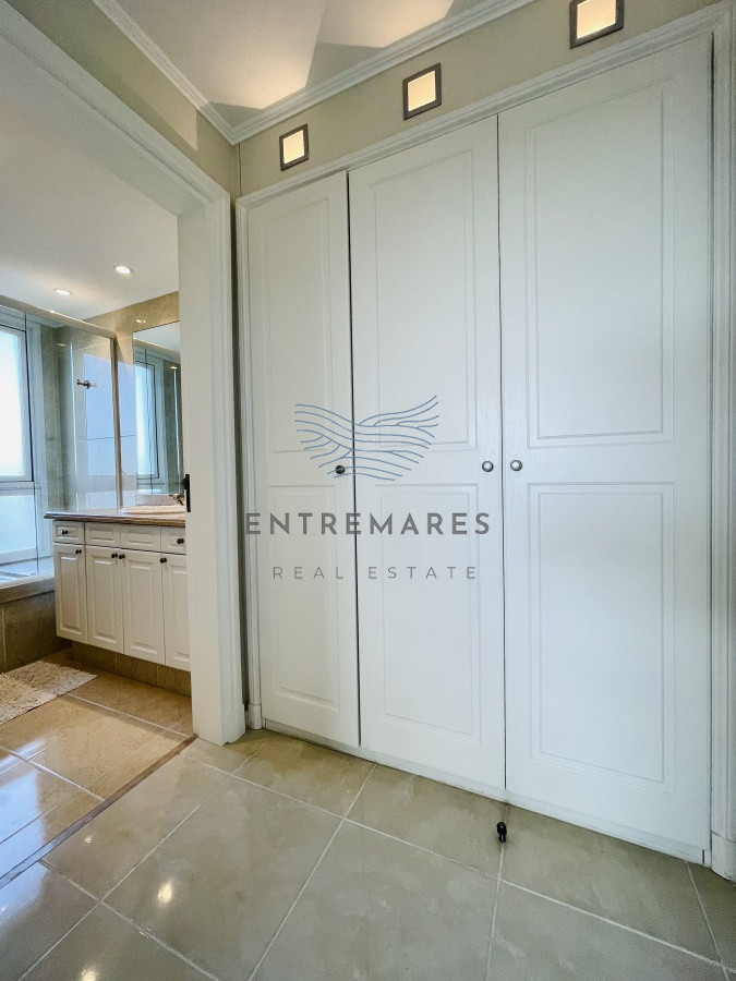 Apartamento ID.155 - Venta de Excelente apartamento en alquiler temporario de tres dormitorios más dependencia de servicio, Playa Mansa, Punta del Este