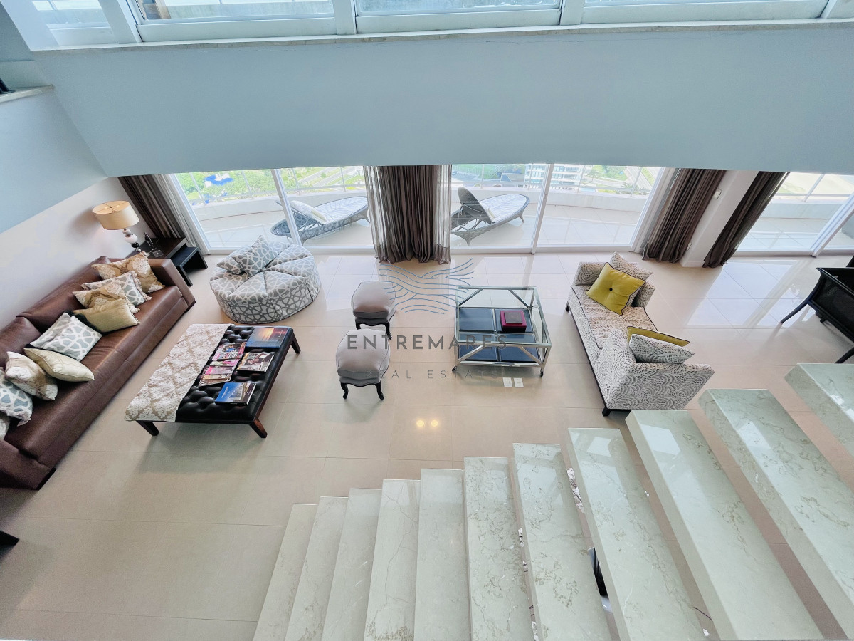 Apartamento ID.145 - Lujoso Penthouse de 4 Dormitorios con Vista al Mar sobre Playa Mansa, Punta del Este
