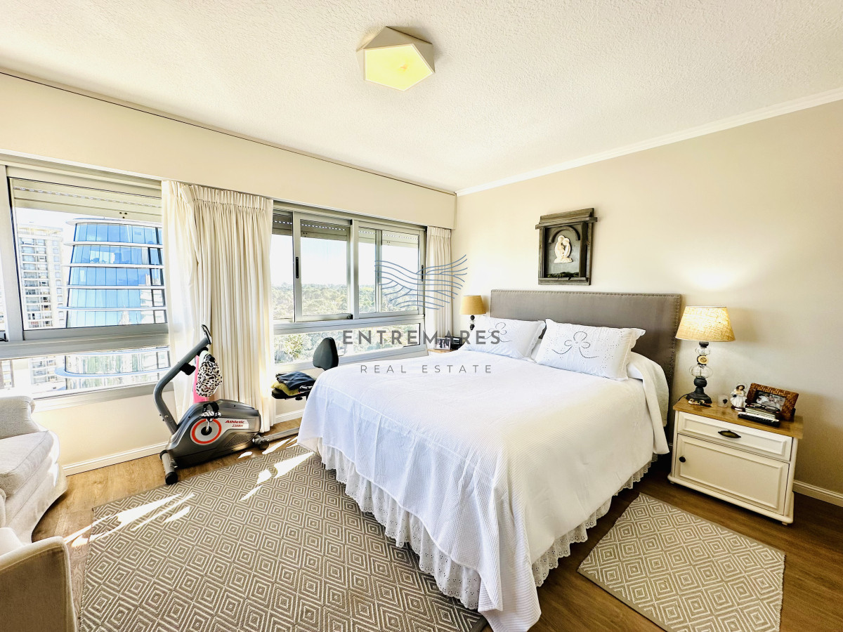 Apartamento ID.148 - Venta de magnífico apartamento de 3 dormitorios más dependencia en Roosevelt, Punta del Este