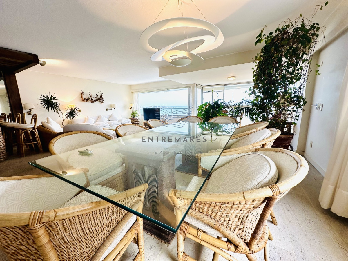 Apartamento ID.153 - Venta de maravilloso departamento reciclado de 3 dormitorioes más dependencia sobre primera fila de Playa Mansa, Punta del Este