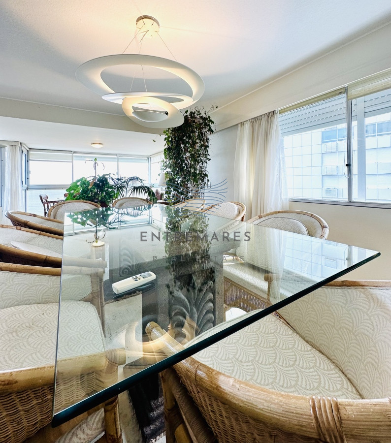 Apartamento ID.153 - Venta de maravilloso departamento reciclado de 3 dormitorioes más dependencia sobre primera fila de Playa Mansa, Punta del Este