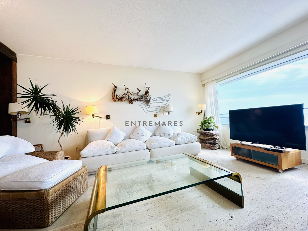 Apartamento ID.153 - Venta de maravilloso departamento reciclado de 3 dormitorioes más dependencia sobre primera fila de Playa Mansa, Punta del Este