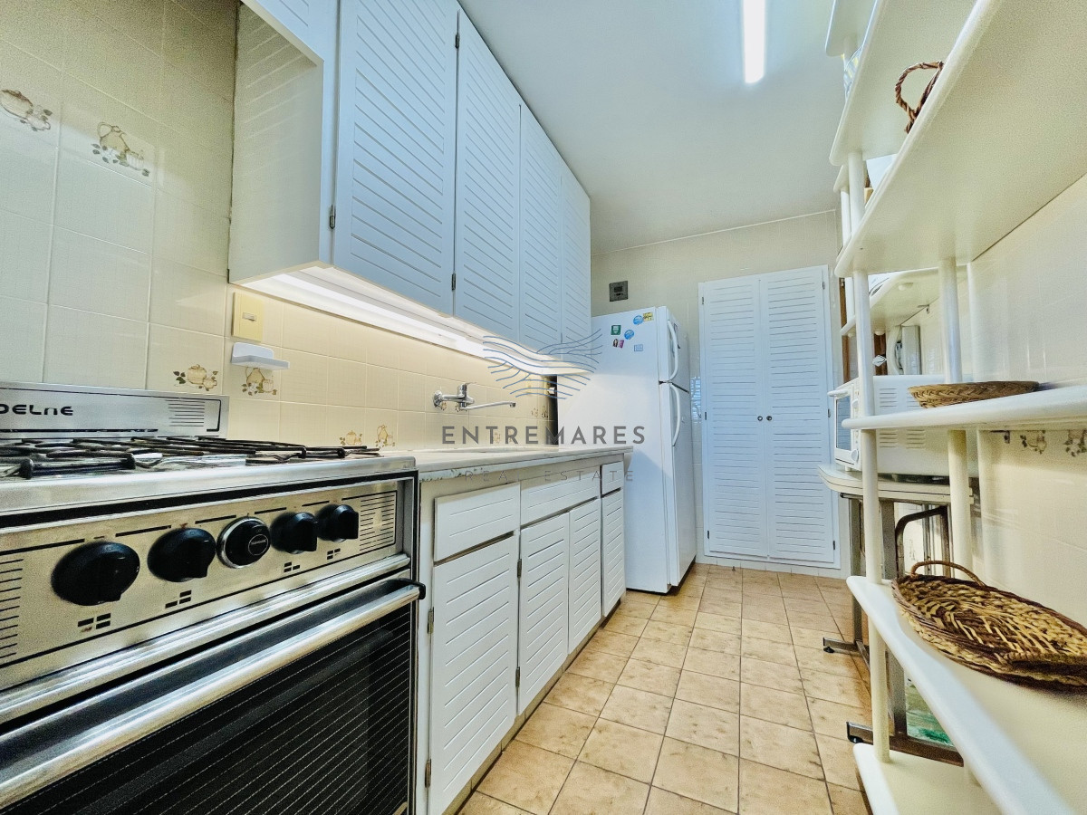 Apartamento ID.156 - Apartamento de 3 Dormitorios en Playa Mansa con Vista al Mar en Venta!
