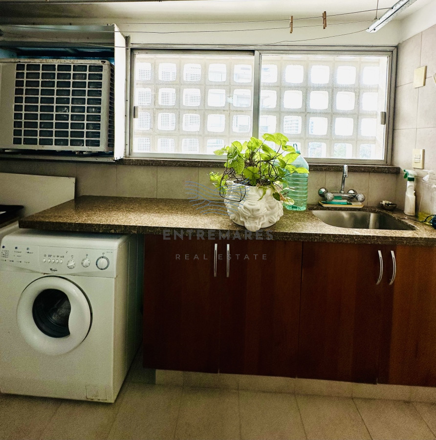 Apartamento ID.153 - Venta de maravilloso departamento reciclado de 3 dormitorioes más dependencia sobre primera fila de Playa Mansa, Punta del Este