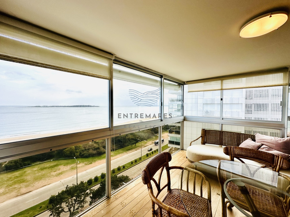 Apartamento ID.153 - Venta de maravilloso departamento reciclado de 3 dormitorioes más dependencia sobre primera fila de Playa Mansa, Punta del Este