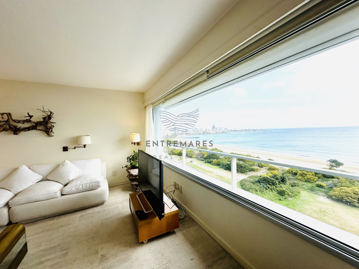 Apartamento ID.153 - Venta de maravilloso departamento reciclado de 3 dormitorioes más dependencia sobre primera fila de Playa Mansa, Punta del Este