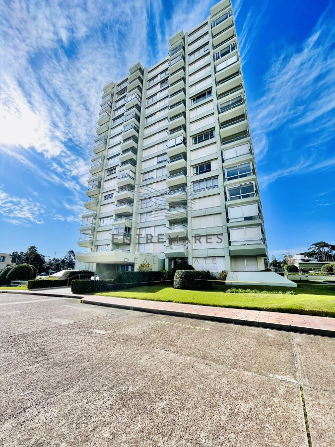 Apartamento ID.156 - Apartamento de 3 Dormitorios en Playa Mansa con Vista al Mar en Venta!