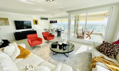 Venta de Excelente apartamento en alquiler temporario de tres dormitorios más dependencia de servicio, Playa Mansa, Punta del Este