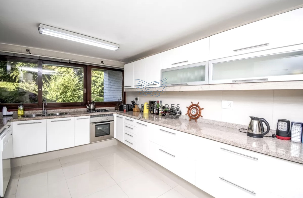 Casa ID.98 - Excelente Casa de 4 Dormitorios en Playa Mansa, Ideal para vivir todo el año