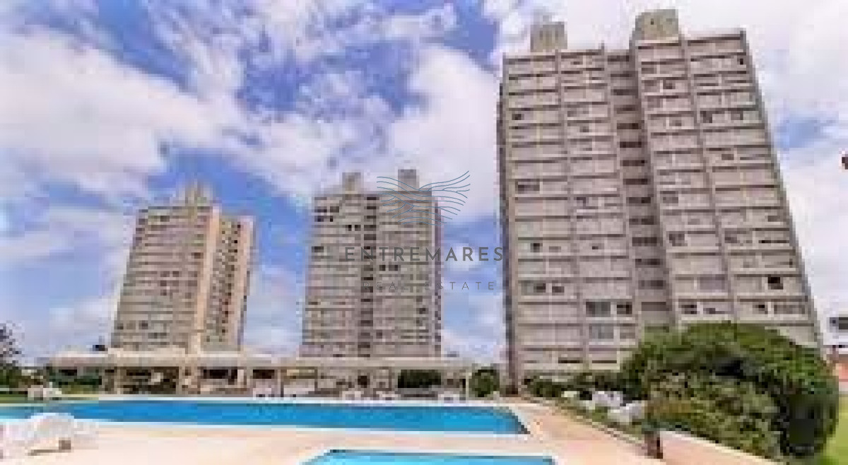 Apartamento ID.156 - Apartamento de 3 Dormitorios en Playa Mansa con Vista al Mar en Venta!