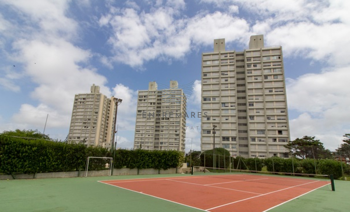 Apartamento ID.156 - Apartamento de 3 Dormitorios en Playa Mansa con Vista al Mar en Venta!