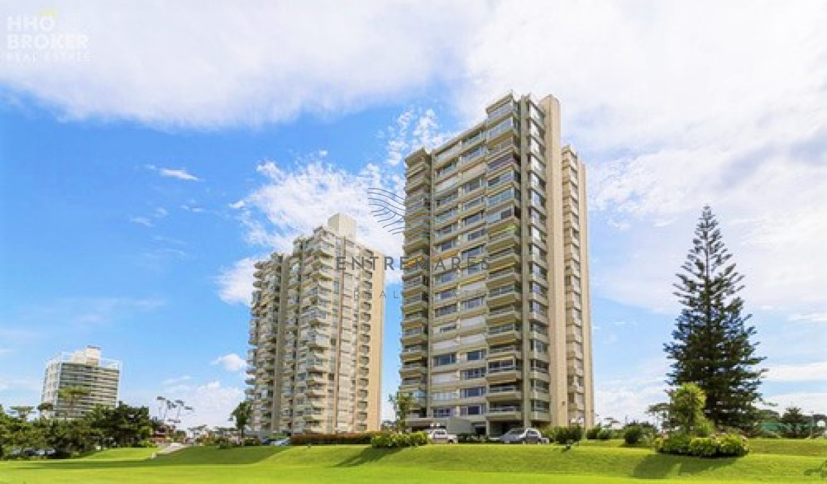 Apartamento ID.156 - Apartamento de 3 Dormitorios en Playa Mansa con Vista al Mar en Venta!