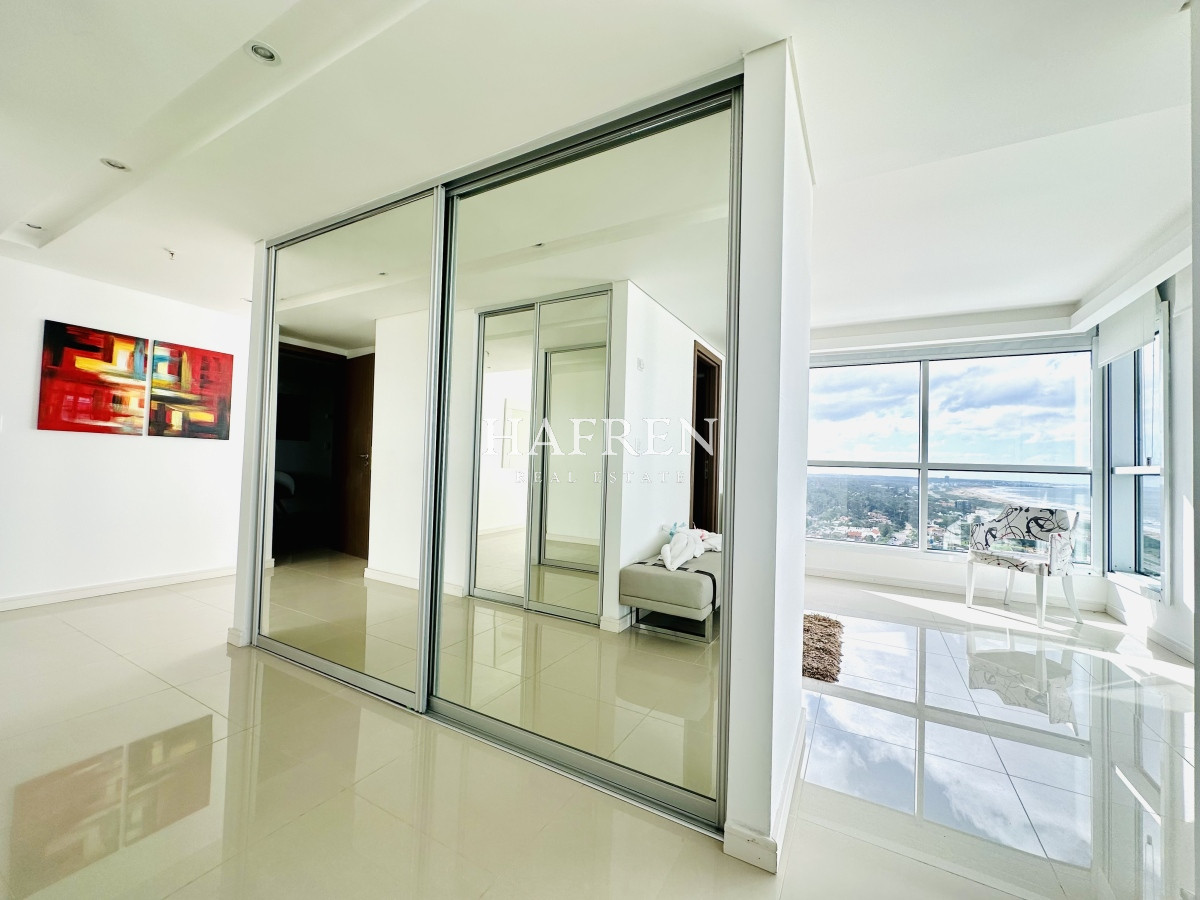 Apartamento ID.219 - Venta de amplio penthouse con 4 dormitorios más dependencia, torre premium de Playa Brava, Punta del Este