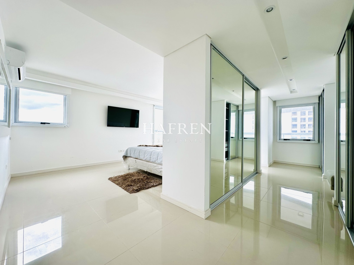 Apartamento ID.219 - Venta de amplio penthouse con 4 dormitorios más dependencia, torre premium de Playa Brava, Punta del Este