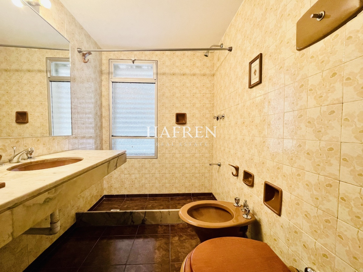 Apartamento ID.42 - Apartamento de 2 Dormitorios Frente al Mar, con Vista - Playa Mansa, Venta