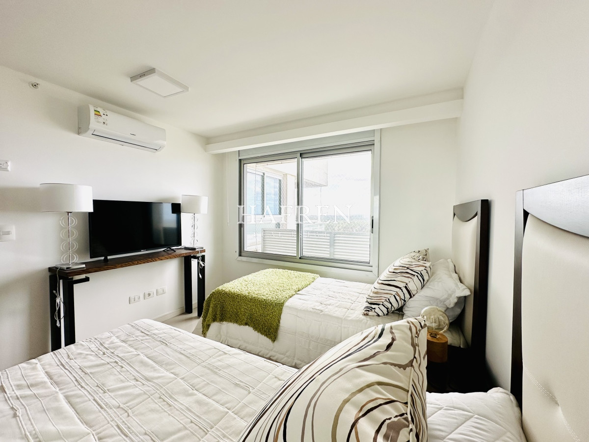 Apartamento ID.219 - Venta de amplio penthouse con 4 dormitorios más dependencia, torre premium de Playa Brava, Punta del Este