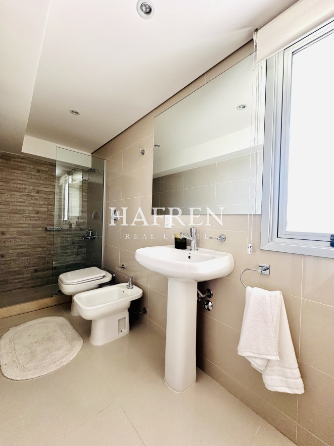 Apartamento ID.219 - Venta de amplio penthouse con 4 dormitorios más dependencia, torre premium de Playa Brava, Punta del Este