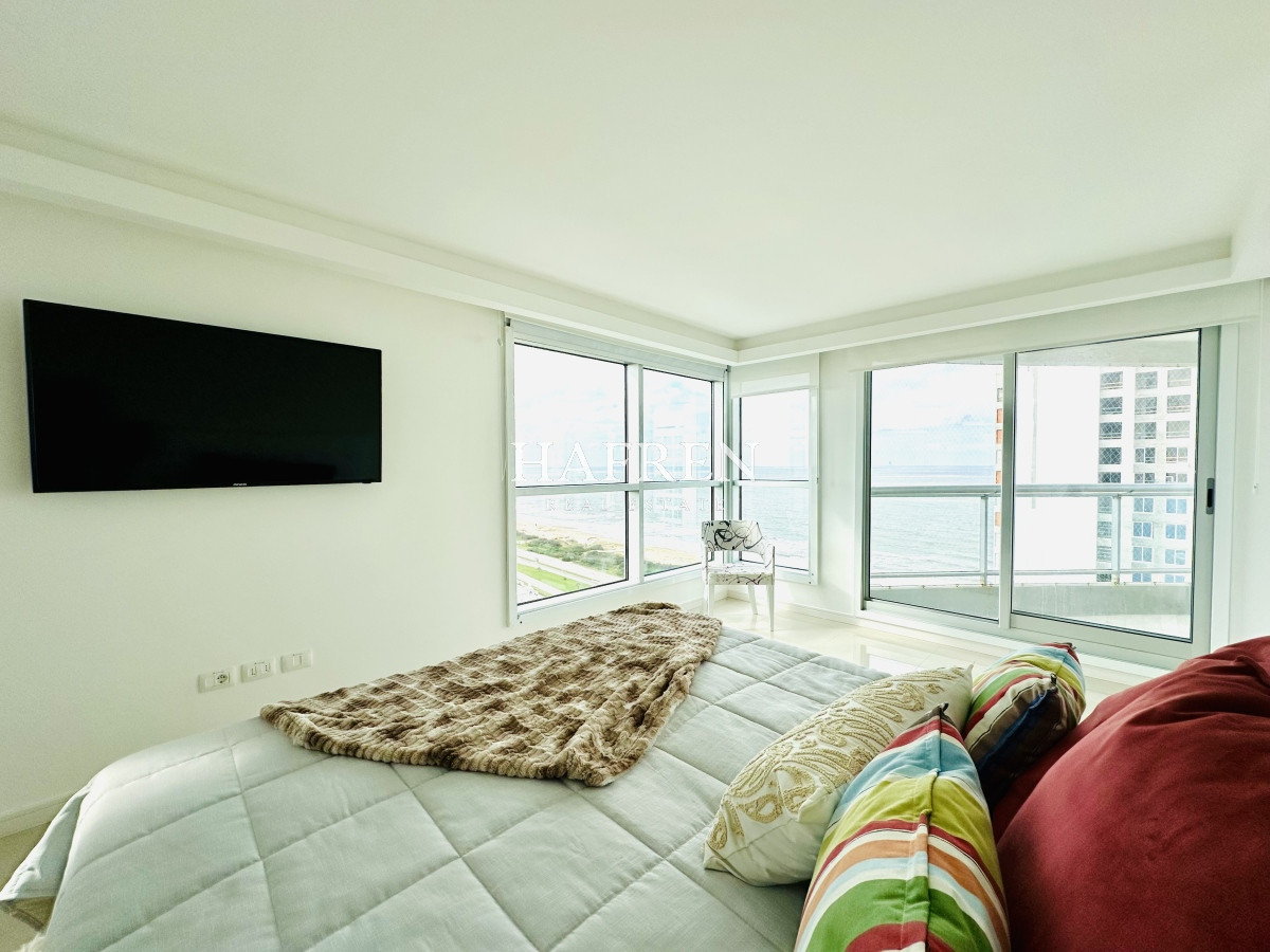 Apartamento ID.219 - Venta de amplio penthouse con 4 dormitorios más dependencia, torre premium de Playa Brava, Punta del Este