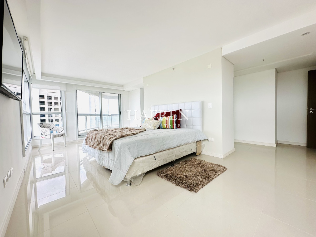 Apartamento ID.219 - Venta de amplio penthouse con 4 dormitorios más dependencia, torre premium de Playa Brava, Punta del Este