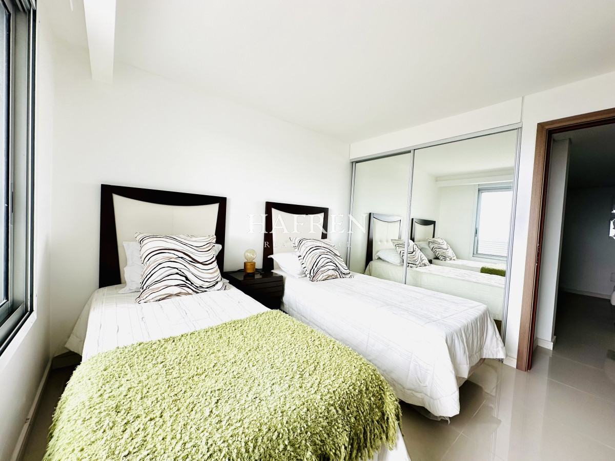 Apartamento ID.219 - Venta de amplio penthouse con 4 dormitorios más dependencia, torre premium de Playa Brava, Punta del Este