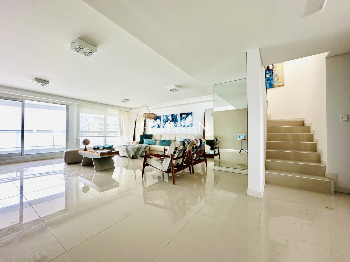 Apartamento ID.219 - Venta de amplio penthouse con 4 dormitorios más dependencia, torre premium de Playa Brava, Punta del Este