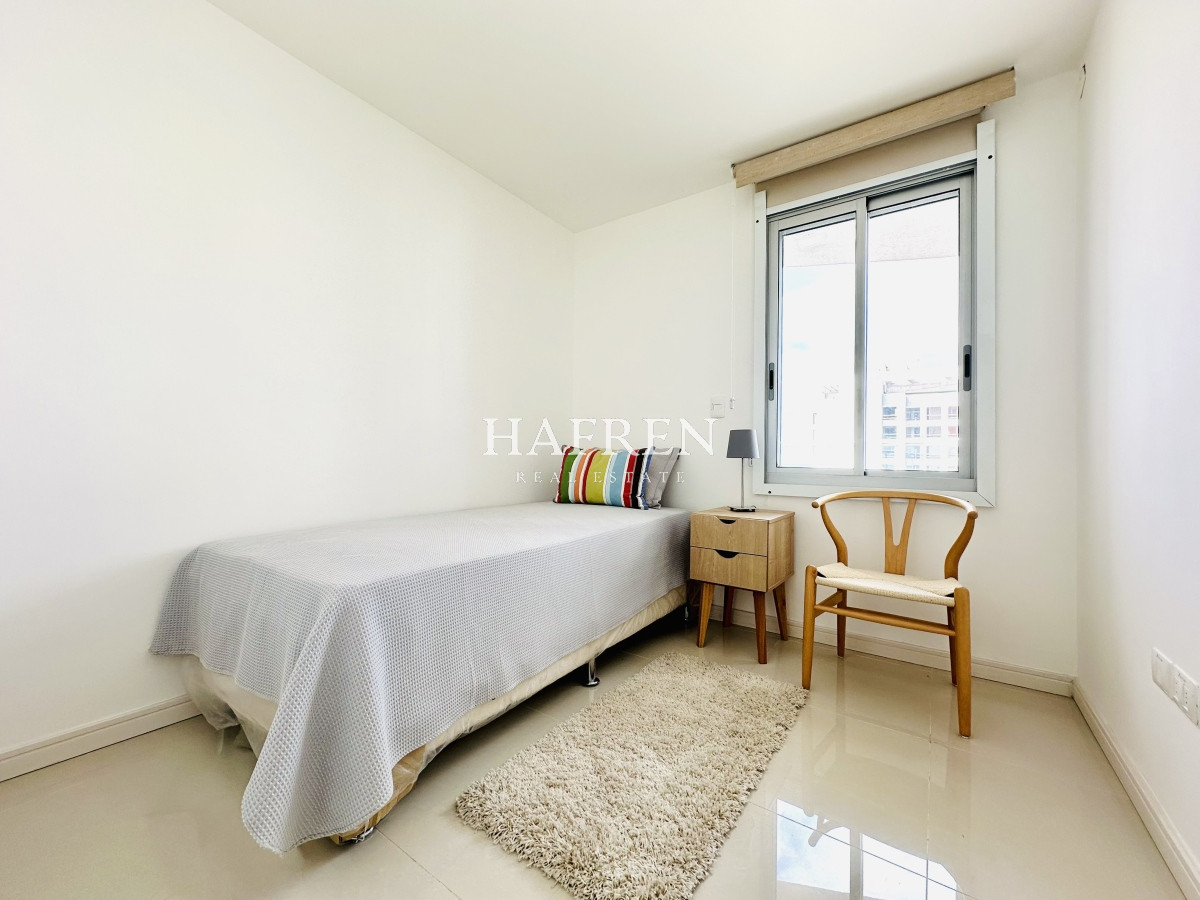 Apartamento ID.219 - Venta de amplio penthouse con 4 dormitorios más dependencia, torre premium de Playa Brava, Punta del Este