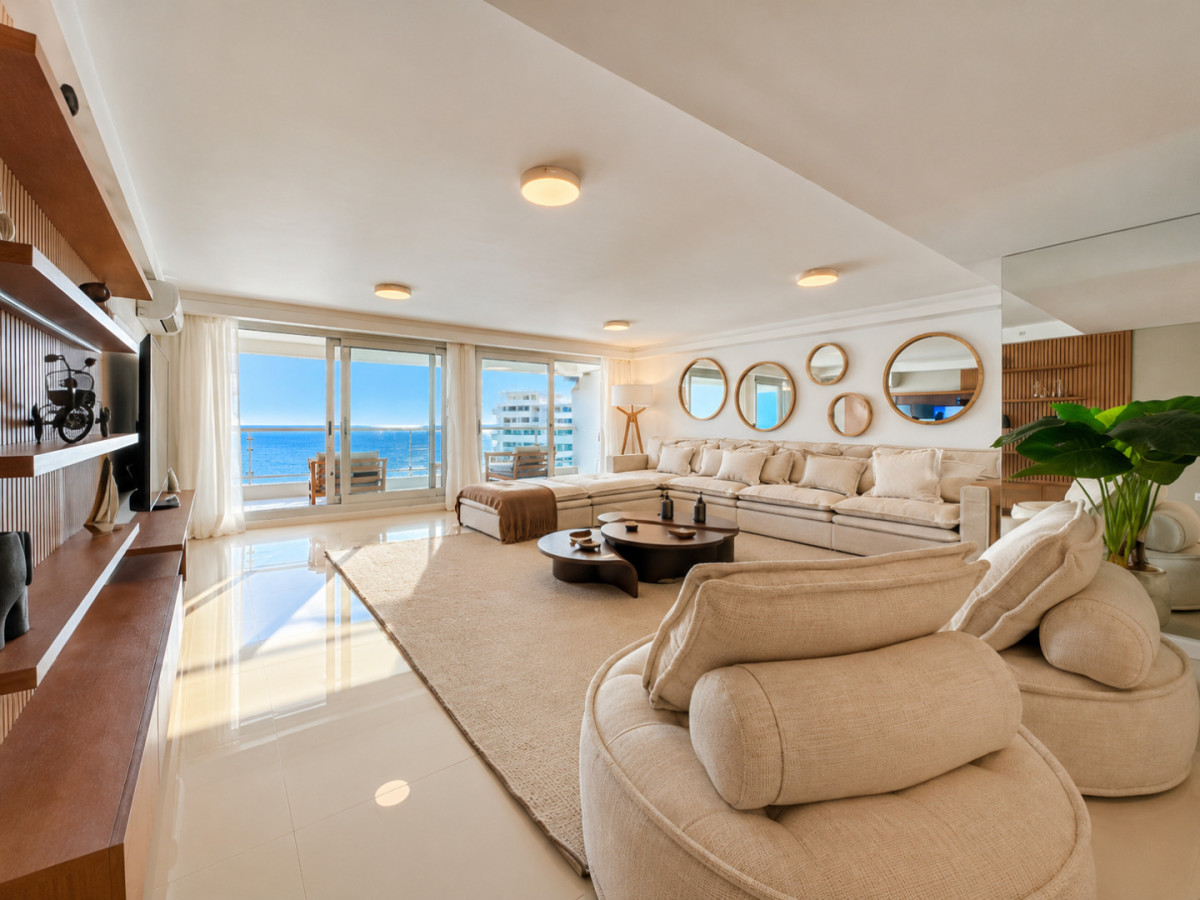 Venta de amplio penthouse con 4 dormitorios más dependencia, torre premium de Playa Brava, Punta del Este
