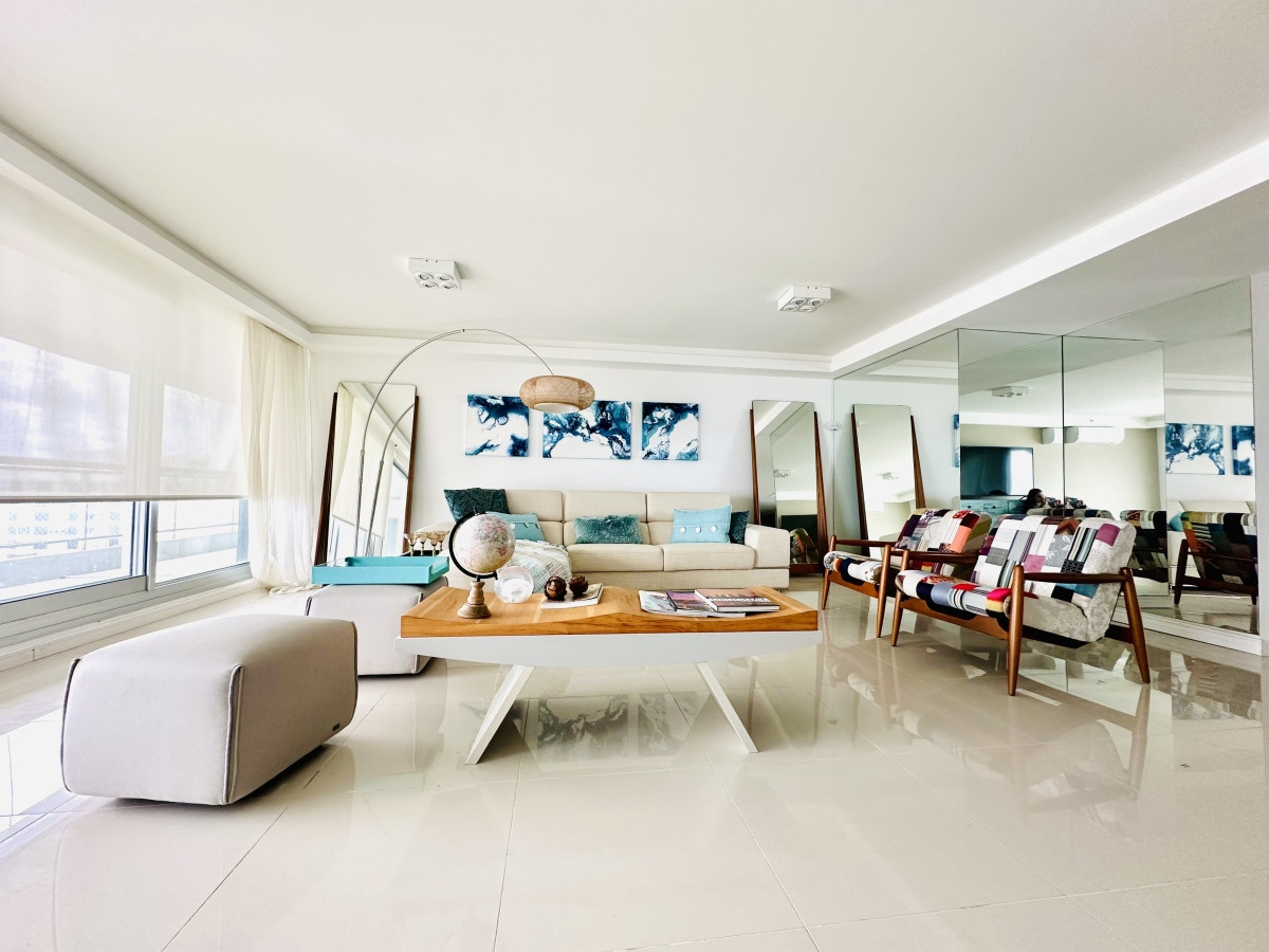 Venta de amplio penthouse con 4 dormitorios más dependencia, torre premium de Playa Brava, Punta del Este