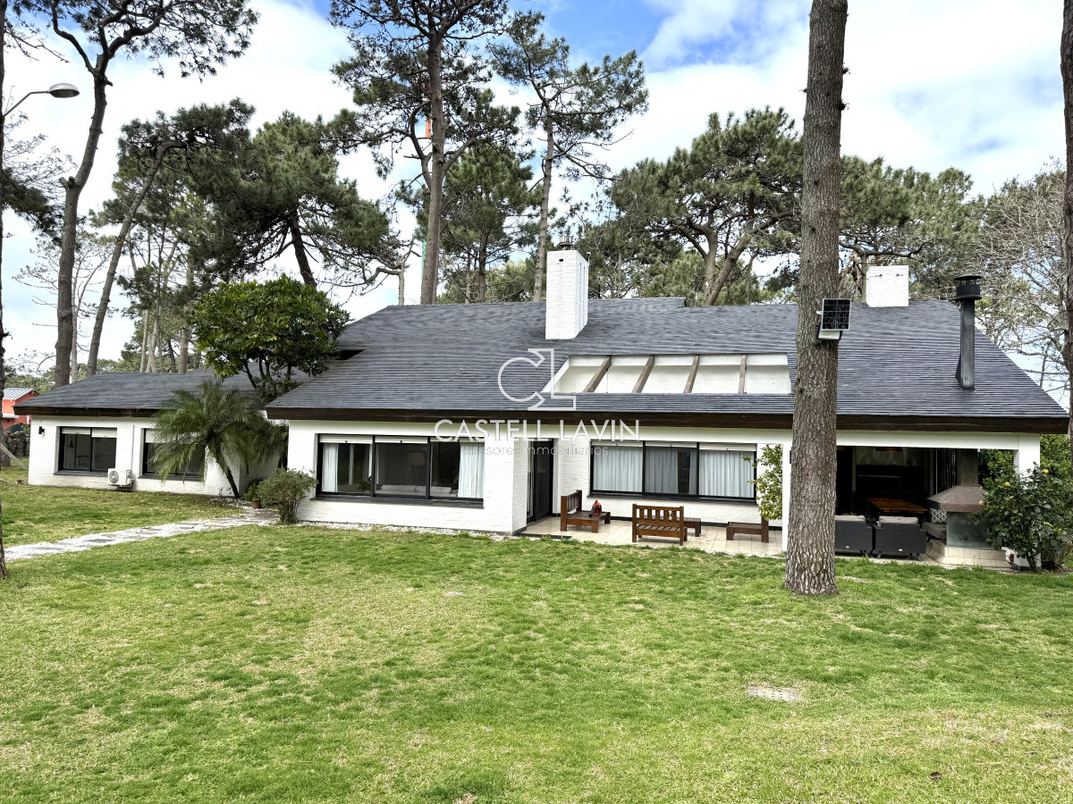 Casa ID.726 - Alquiler Temporal Casa  4 Dormitorios suites más dependencia en 4500 m2 piscina y parrillero  San Rafael Punta del Este