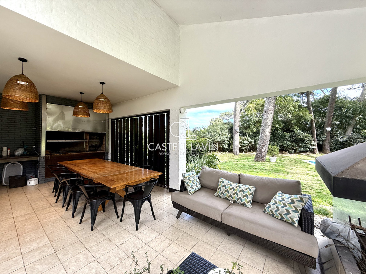 Casa ID.726 - Alquiler Temporal Casa  4 Dormitorios suites más dependencia en 4500 m2 piscina y parrillero  San Rafael Punta del Este