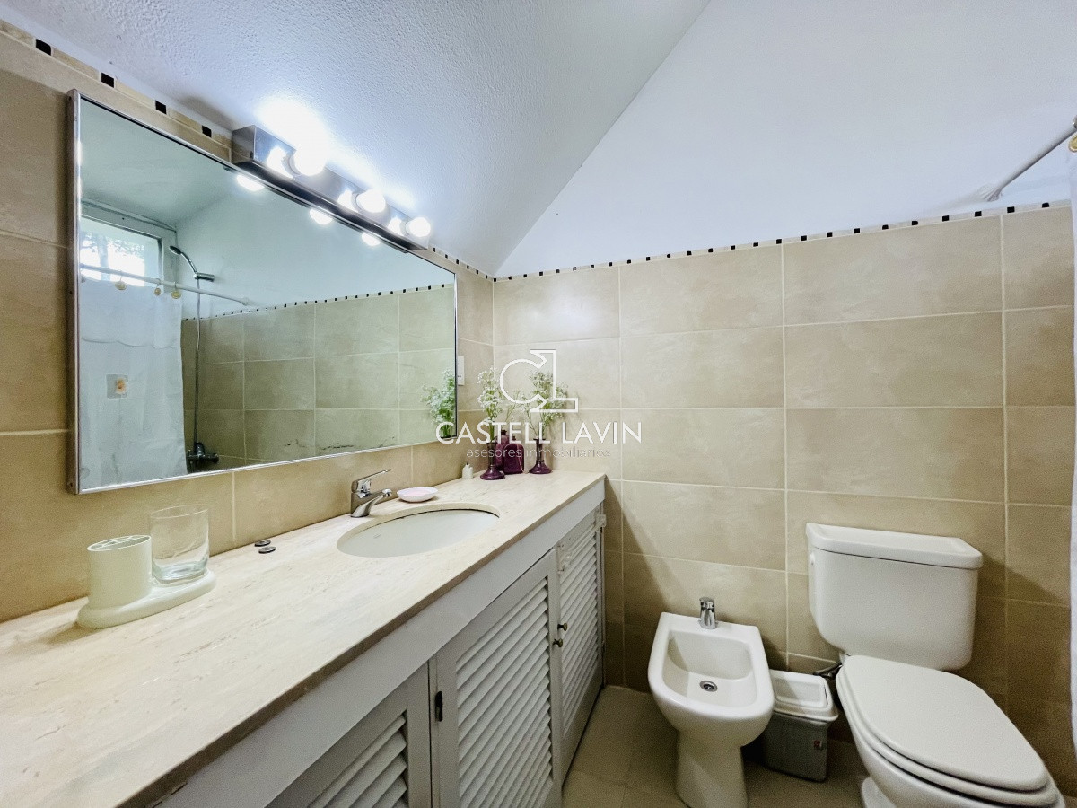 Casa ID.1095 - Alquiler Anual de sólida y amplia casa de 5dormitorios más dependencia de servicio y piscina, Lugano, Punta del Este
