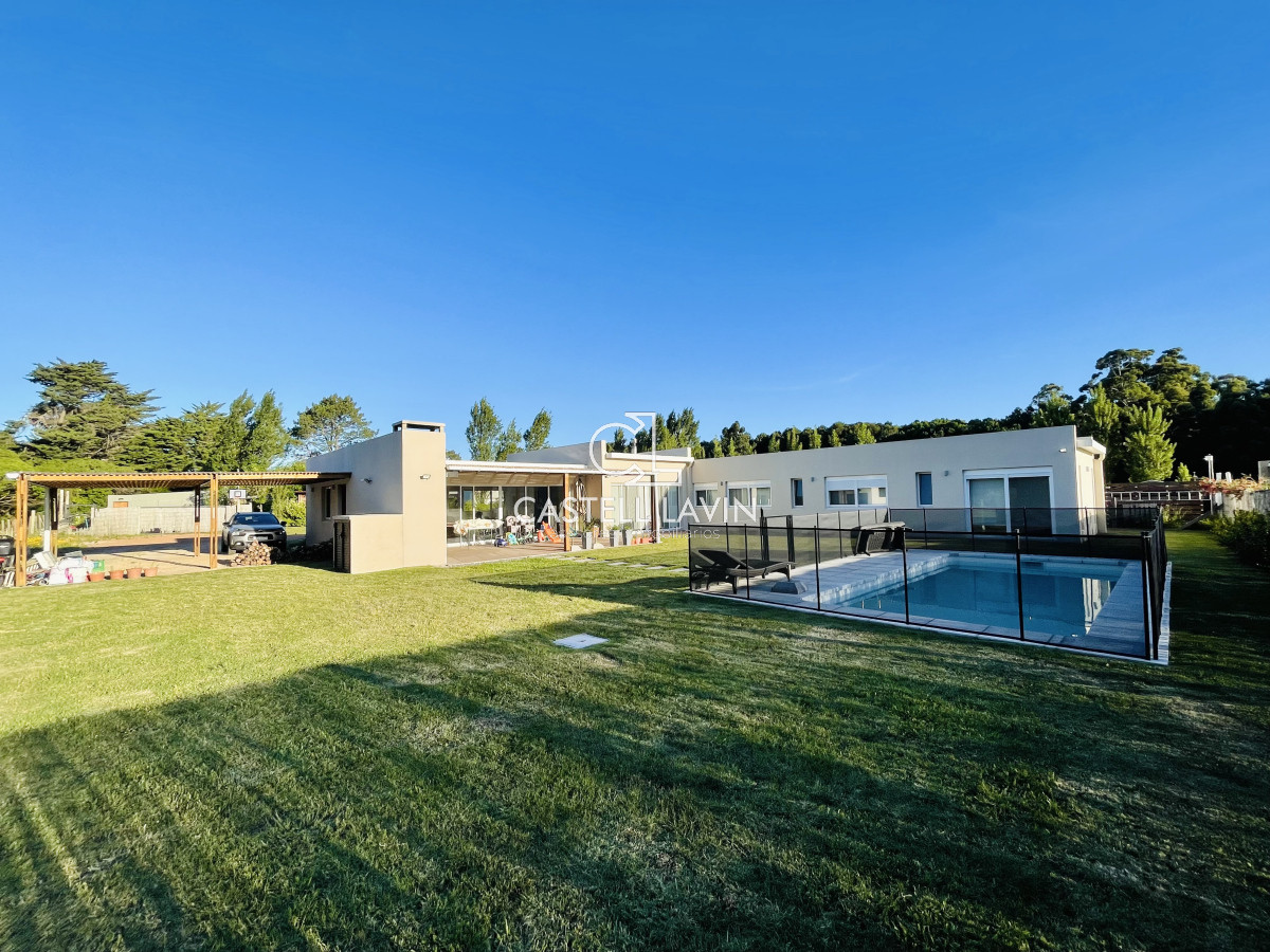 Casa ID.174 - Alquiler Temporal Moderna Casa de 4 Dormitorios, Piscina Climatizada y Parrillero en Punta Ballena, Barrio Semi Privado