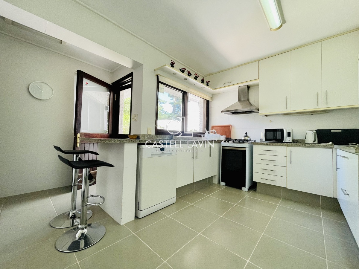 Casa ID.1095 - Alquiler Anual de sólida y amplia casa de 5dormitorios más dependencia de servicio y piscina, Lugano, Punta del Este