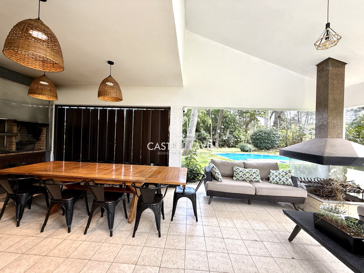 Casa ID.726 - Alquiler Temporal Casa  4 Dormitorios suites más dependencia en 4500 m2 piscina y parrillero  San Rafael Punta del Este