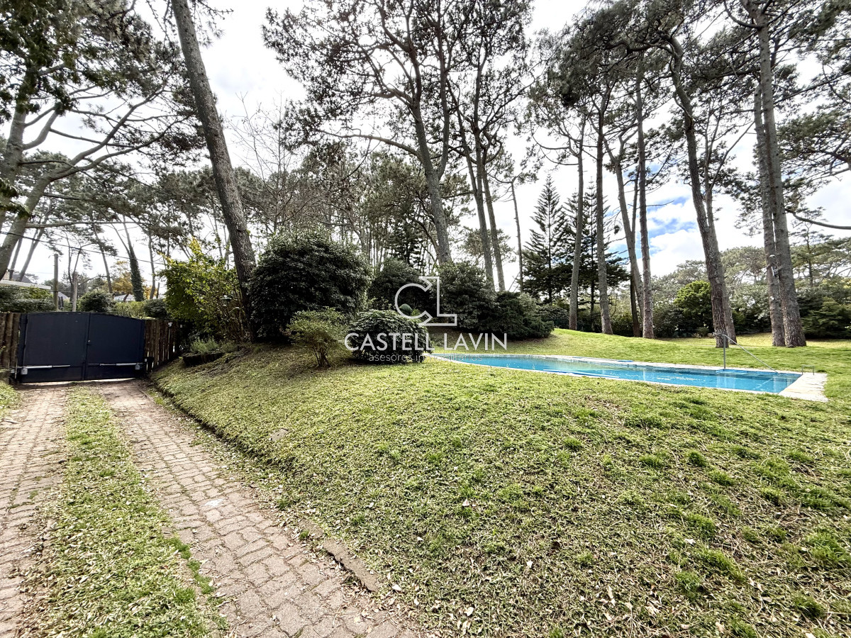 Casa ID.726 - Alquiler Temporal Casa  4 Dormitorios suites más dependencia en 4500 m2 piscina y parrillero  San Rafael Punta del Este