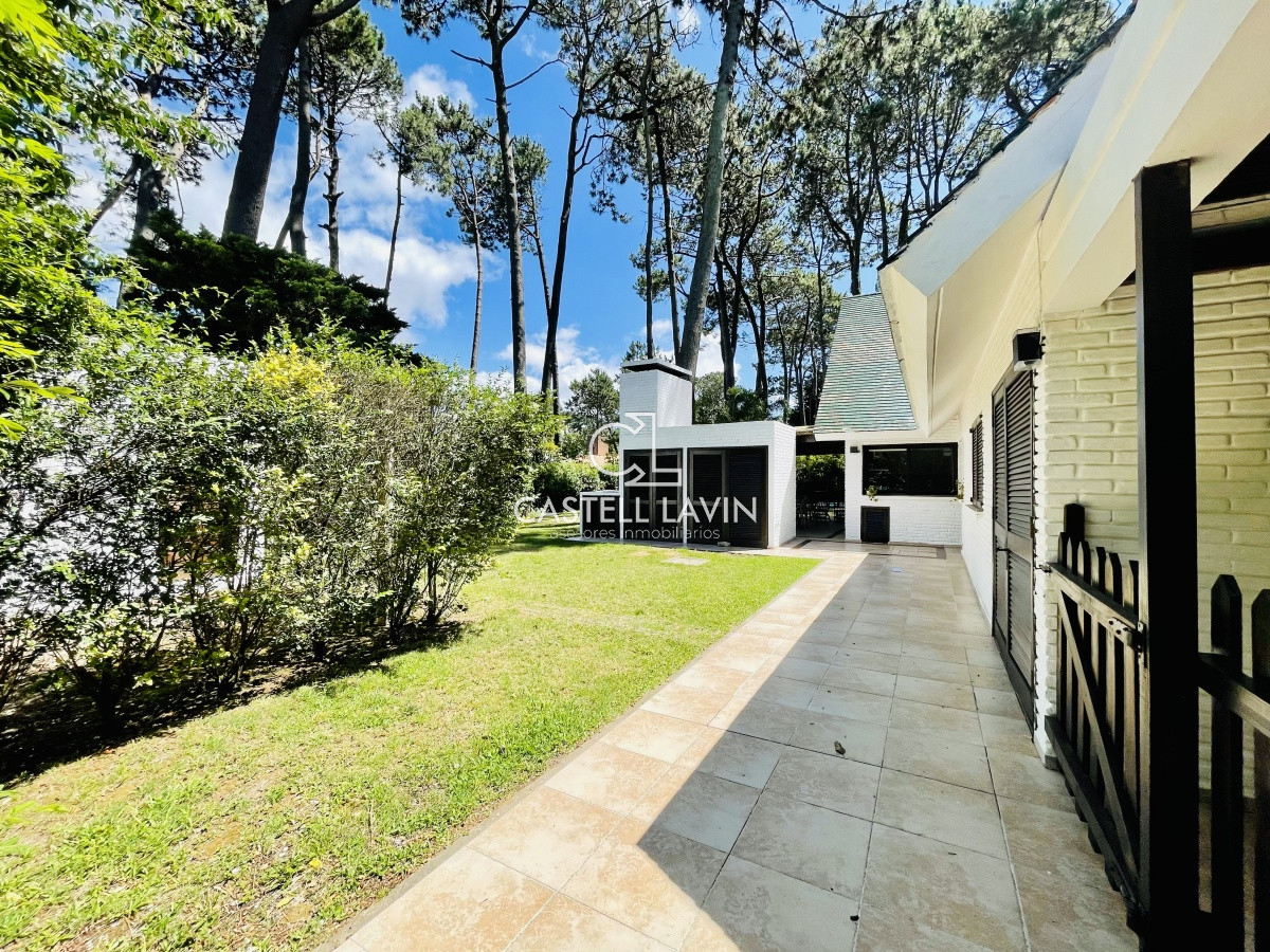 Casa ID.1095 - Alquiler Anual de sólida y amplia casa de 5dormitorios más dependencia de servicio y piscina, Lugano, Punta del Este