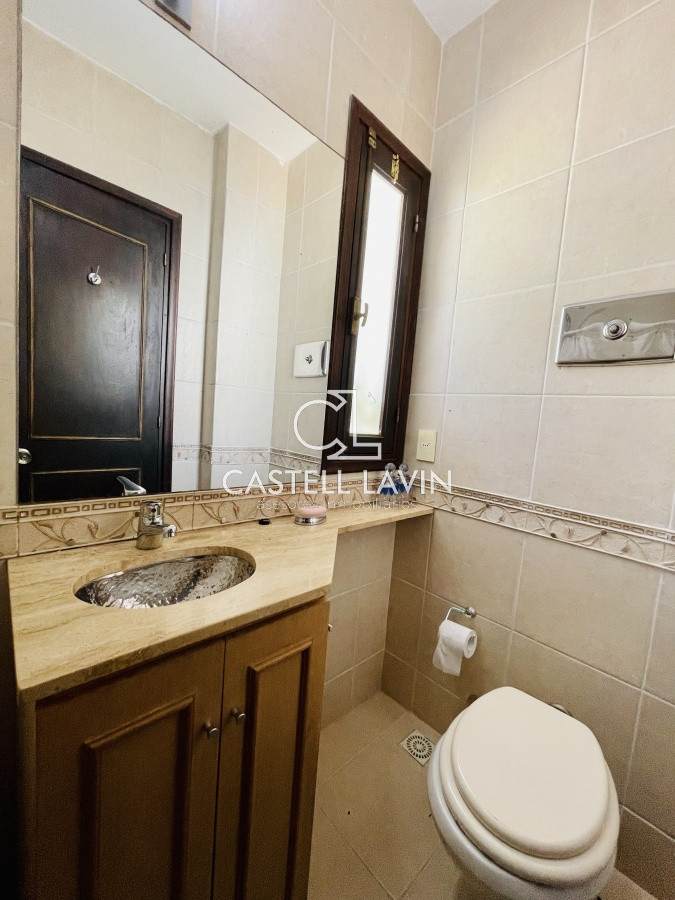 Casa ID.1095 - Alquiler Anual de sólida y amplia casa de 5dormitorios más dependencia de servicio y piscina, Lugano, Punta del Este