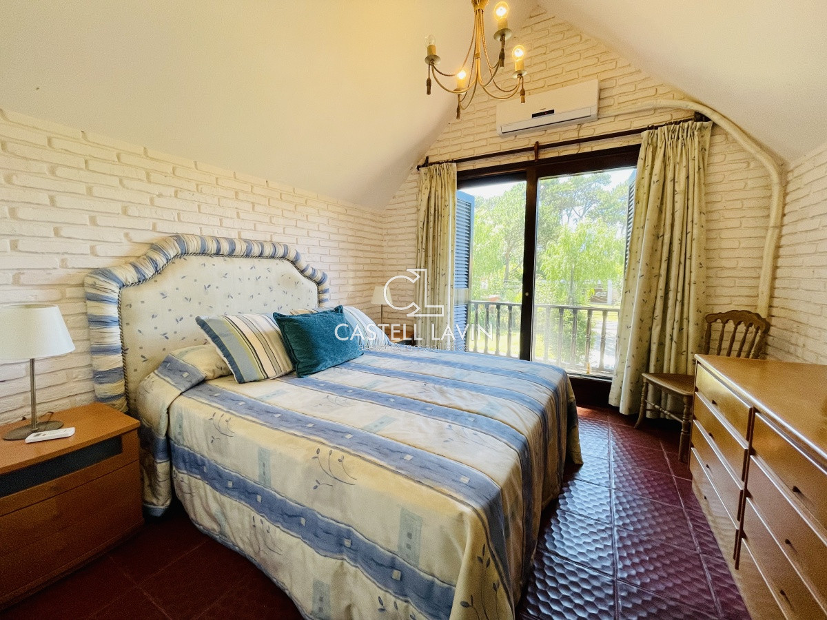 Casa ID.1095 - Alquiler Anual de sólida y amplia casa de 5dormitorios más dependencia de servicio y piscina, Lugano, Punta del Este