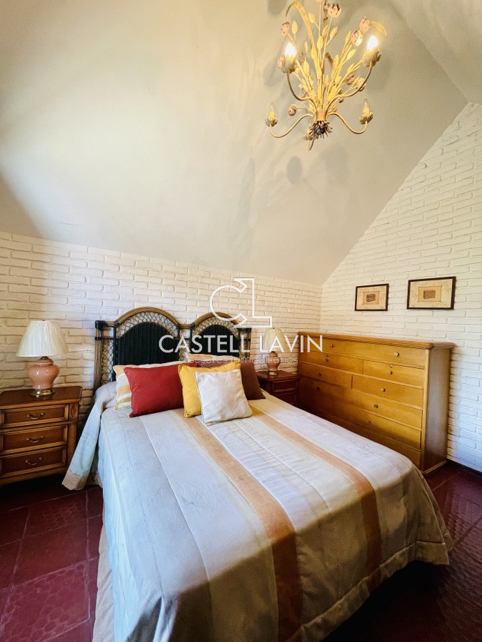 Casa ID.1095 - Alquiler Anual de sólida y amplia casa de 5dormitorios más dependencia de servicio y piscina, Lugano, Punta del Este