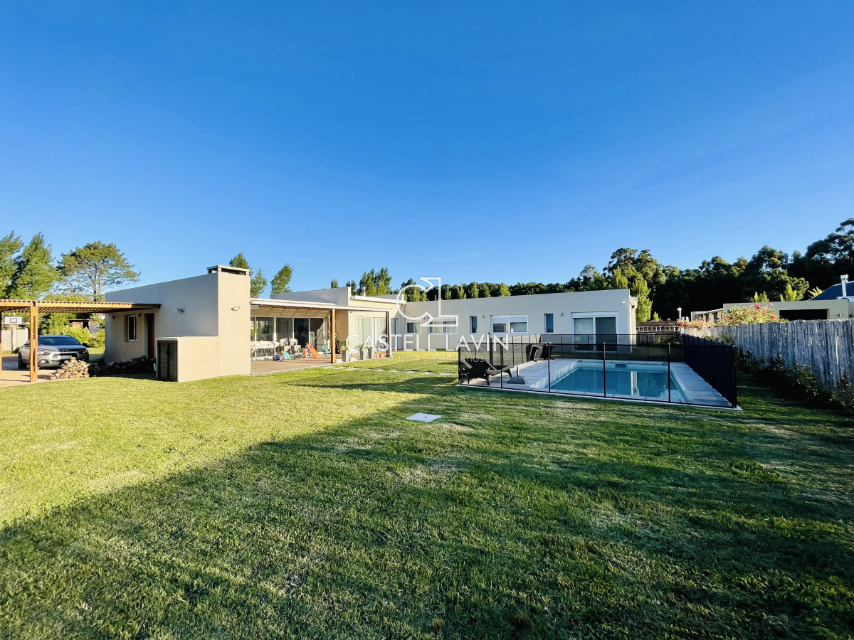 Casa ID.174 - Alquiler Temporal Moderna Casa de 4 Dormitorios, Piscina Climatizada y Parrillero en Punta Ballena, Barrio Semi Privado