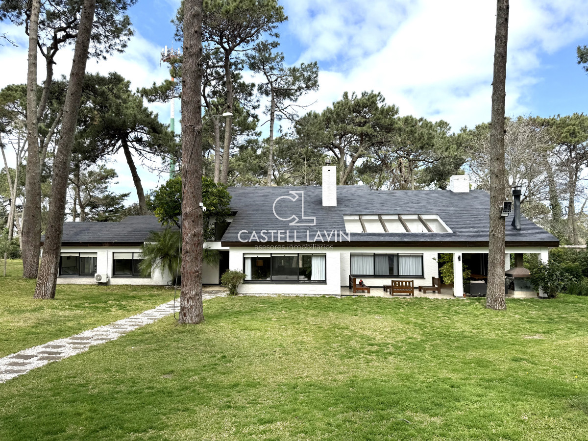 Casa ID.726 - Alquiler Temporal Casa  4 Dormitorios suites más dependencia en 4500 m2 piscina y parrillero  San Rafael Punta del Este
