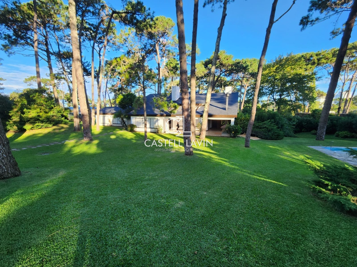 Casa ID.726 - Alquiler Temporal Casa  4 Dormitorios suites más dependencia en 4500 m2 piscina y parrillero  San Rafael Punta del Este