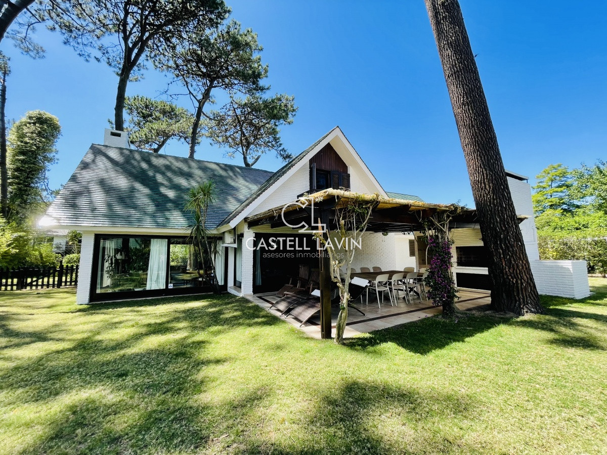 Casa ID.1095 - Alquiler Anual de sólida y amplia casa de 5dormitorios más dependencia de servicio y piscina, Lugano, Punta del Este