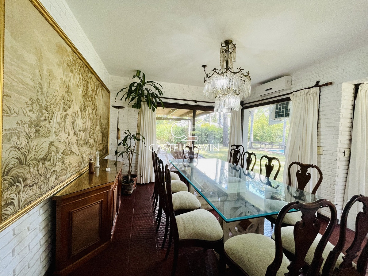 Casa ID.1095 - Alquiler Anual de sólida y amplia casa de 5dormitorios más dependencia de servicio y piscina, Lugano, Punta del Este